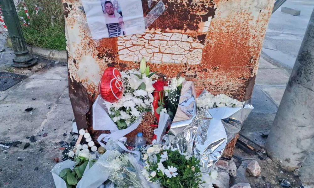 Τροχαίο στο Μενίδι: Σε βαρύ κλίμα έγινε η κηδεία του 19χρονου